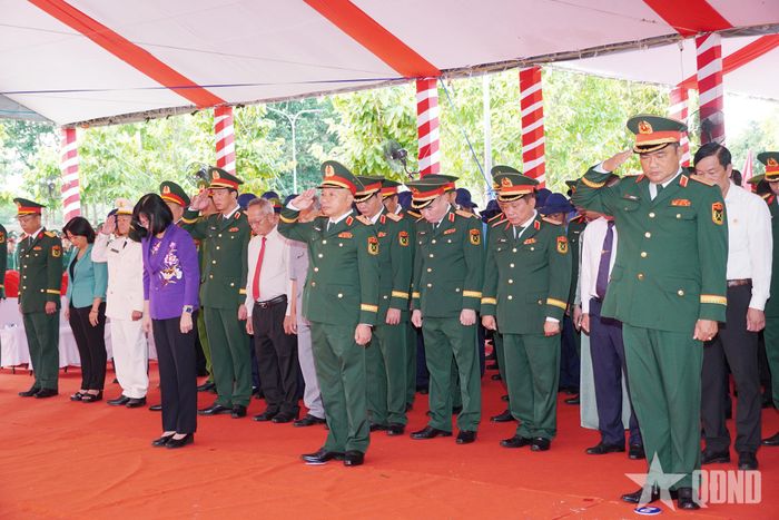 Thủ trưởng Tổng cục Chính trị, Quân khu 7, các đại biểu dành phút mặc niệm tưởng nhớ Chủ tịch Hồ Chí Minh và các anh hùng liệt sĩ. 