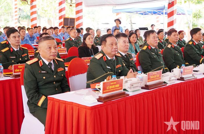 Thượng tướng Lê Quang Minh cùng các đại biểu tham dự buổi lễ. 
