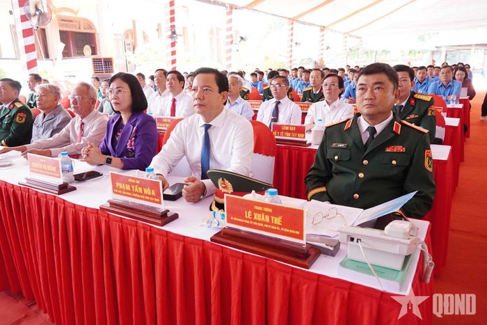  Thủ trưởng Quân khu 7, lãnh đạo các địa phương và đại biểu tham dự buổi lễ.