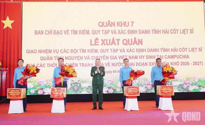 Thượng tướng Lê Quang Minh tặng quà động viên các đội K của Quân khu 7 lên đường thực hiện nhiệm vụ.