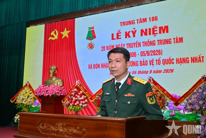 Thượng tá Nguyễn Trung Kiên, Chỉ huy trưởng Trung tâm 186 trình bày diễn văn kỷ niệm. 