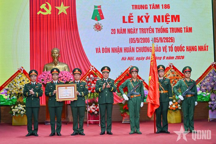   Trung tướng Vũ Hữu Hanh, Tư lệnh Bộ tư lệnh 86 trao Huân chương Bảo vệ Tổ quốc hạng Nhất tặng Trung tâm 186. 