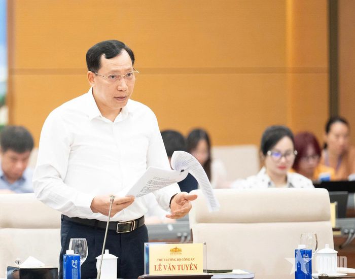 Thượng tướng Lê Văn Tuyến, Ủy viên Trung ương Đảng, Thứ trưởng Bộ Công an trình bày Tờ trình tóm tắt dự án luật. Ảnh: VĂN QUỐC