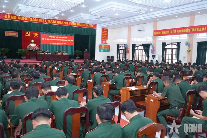 Quang cảnh đối thoại dân chủ tại Bộ CHQS tỉnh Vĩnh Long.  