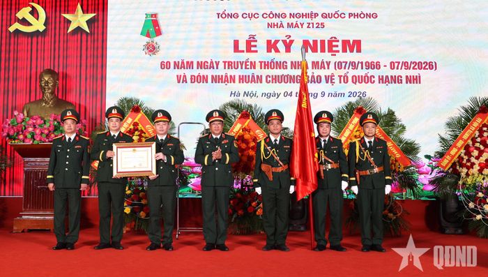 Thừa ủy quyền của Chủ tịch nước, Thượng tướng Phạm Hoài Nam trao Huân chương Bảo vệ Tổ quốc hạng Nhì tặng Nhà máy Z125.