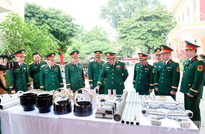  Thượng tướng Phạm Hoài Nam và các đại biểu tham quan khu trưng bày sản phẩm của Nhà máy Z125.   