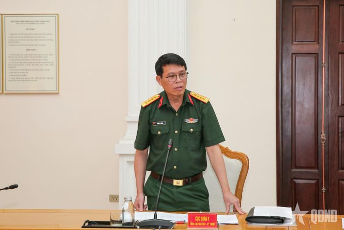 Đại tá Trần Duy Hưng, Phó cục trưởng Cục Quân y phát biểu tại hội nghị.