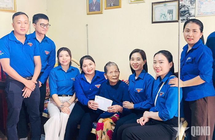 Đoàn xã Bình Sơn luôn dành sự quan tâm chu đáo đối với Bà mẹ Việt Nam anh hùng Nguyễn Thị Thuyền. 