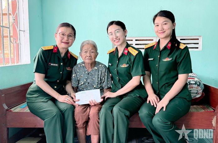 Ở tuổi 93, Bà mẹ Việt Nam anh hùng Nguyễn Thị Điểu luôn nhận được sự quan tâm, chăm sóc của cán bộ Phòng Hậu cần - Kỹ thuật, Bộ CHQS Quảng Ngãi. 