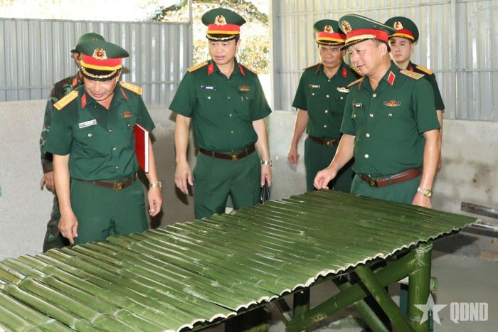 Thiếu tướng Phùng Ngọc Sơn kiểm tra nhà ăn trong căn cứ hậu cần - kỹ thuật.