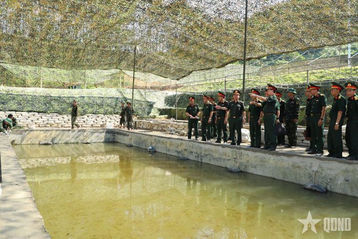 Đoàn công tác kiểm tra bể ngâm thử kín xe tăng, thiết giáp.