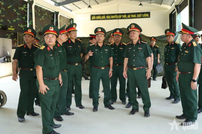 Đoàn công tác kiểm tra Trạm sửa chữa xe - máy, tăng, thiết giáp trong căn cứ hậu cần - kỹ thuật.