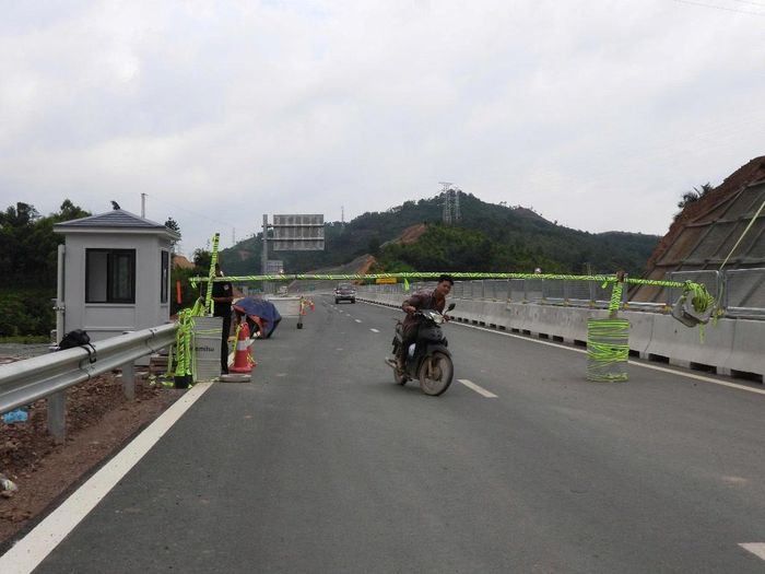  Người dân tự ý đi vào khu vực dự án cao tốc Hữu Nghị - Chi Lăng đang thi công. Ảnh: Báo và Phát thanh, truyền hình Lạng Sơn