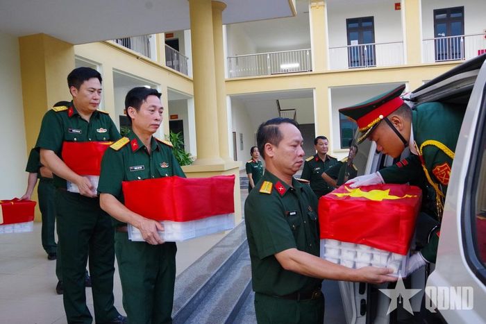 Đưa các mẫu ADN hài cốt liệt sĩ lên xe để bàn giao cho Viện Pháp y Quân đội phục vụ công tác giám định, xác định danh tính.
