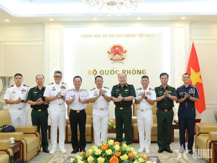  Trung tướng Lê Quang Đạo, Phó đô đốc Jose Ma Ambrosio Quiatchon Ezpeleta và các đại biểu tại cuộc tiếp.  