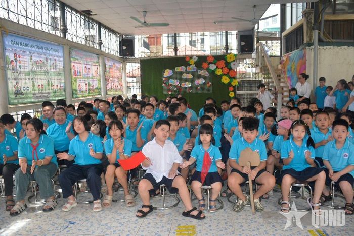  Các em tập dượt các bài hát cho ngày khai giảng.