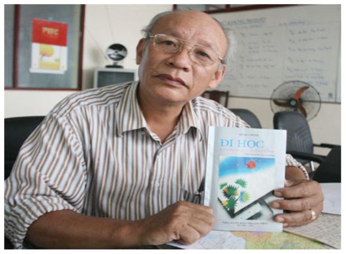 Ông Hoàng Quốc Vinh cùng tập thơ của anh trai mình - liệt sĩ Hoàng Minh Chính (ảnh chụp năm 2011). Ảnh: qdnd.vn