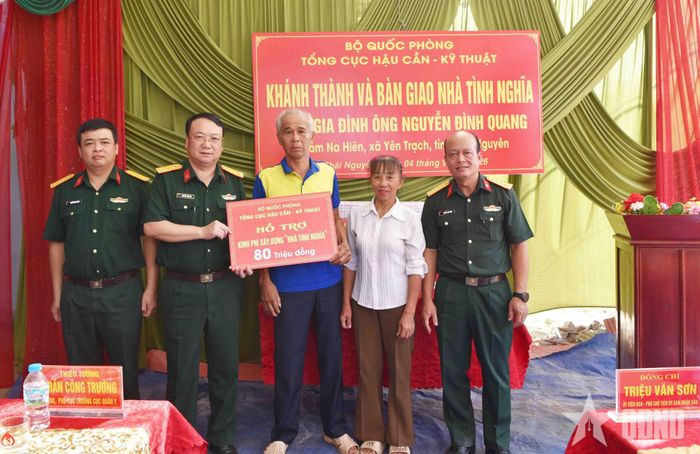 Đại diện Tổng cục Hậu cần - Kỹ thuật trao kinh phí hỗ trợ xây dựng "Nhà tình nghĩa" tặng gia đình ông Nguyễn Đình Quang ở xóm Na Hiên, xã Yên Trạch.