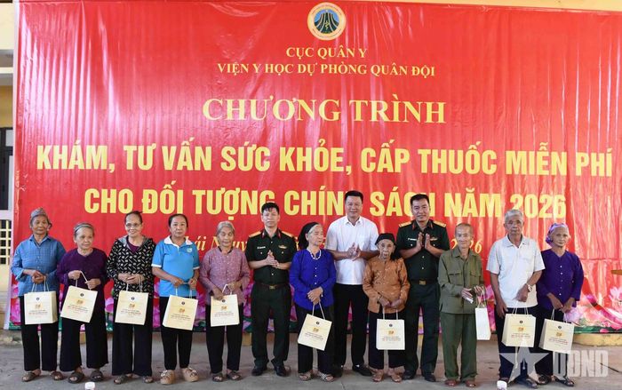  Viện Y học dự phòng Quân đội trao quà tặng các đối tượng chính sách ở xã Yên Trạch, tỉnh Thái Nguyên. 
