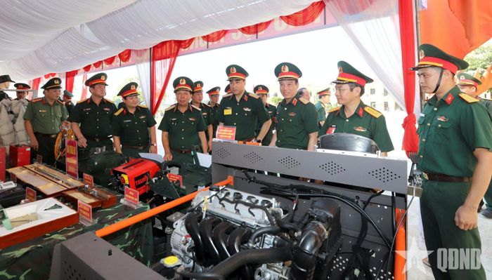 Các đại biểu tham quan khu trưng bày sáng kiến, cải tiến kỹ thuật của Trung đoàn Vận tải 652.