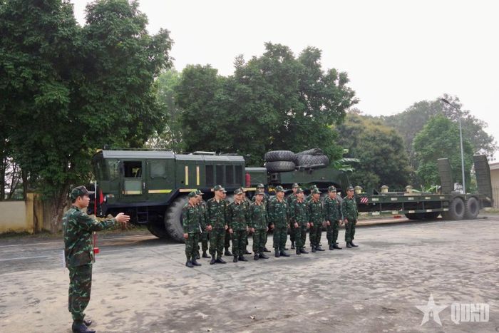 Tiểu đoàn 2 tổ chức huấn luyện bổ túc lái xe chở tăng, nâng cao khả năng xử lý tình huống cho đội ngũ lái xe. Ảnh: Đơn vị cung cấp 