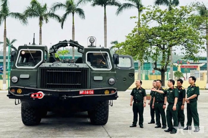Cơ quan chức năng nghiệm thu xe bệ tên lửa của Lữ đoàn 490 (Bộ tư lệnh Pháo binh - Tên lửa) do Tiểu đoàn 2 tham gia sửa chữa. Ảnh: Đơn vị cung cấp 