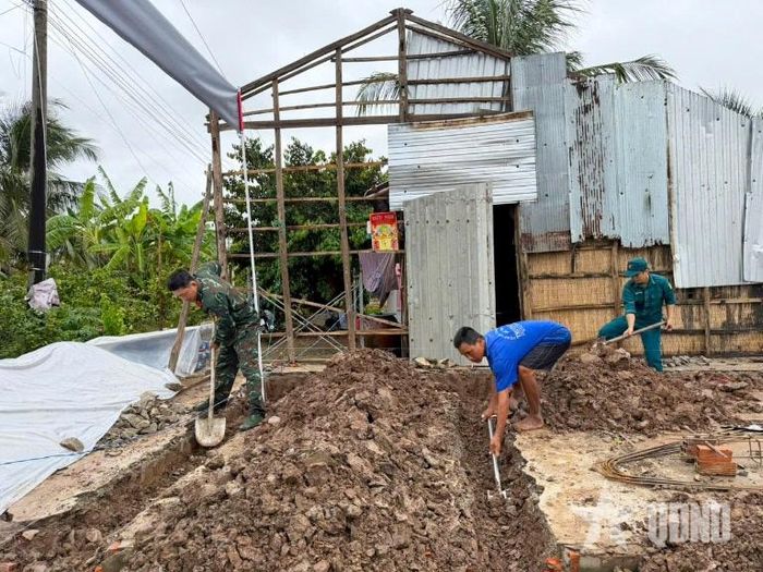  Cán bộ, chiến sĩ Ban CHQS xã Biển Bạch (Cà Mau) hỗ trợ ngày công lao động giúp người dân xây nhà.