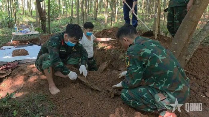 Cán bộ, nhân viên Đội Quy tập 589 tiến hành tìm kiếm, quy tập hài cốt liệt sĩ.