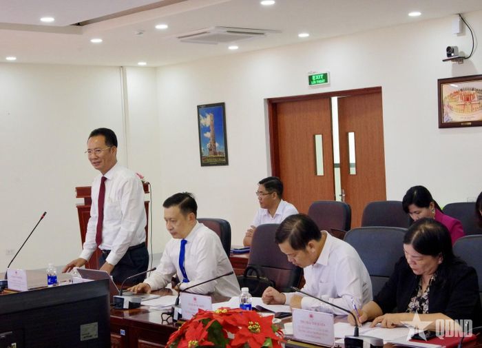  Các đại biểu trao đổi, thảo luận về công tác bảo vệ nền tảng tư tưởng của Đảng trong vận hành chính quyền địa phương hai cấp ở Đồng bằng sông Cửu Long. 