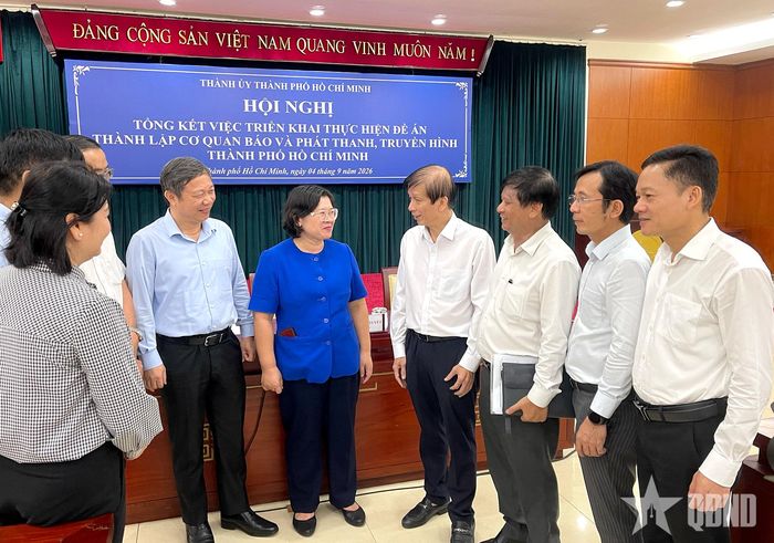 Các đại biểu trao đổi tại hội nghị. 