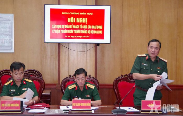 Thiếu tướng Nguyễn Đình Hiền, Tư lệnh Binh chủng Hóa học phát biểu tại hội nghị.