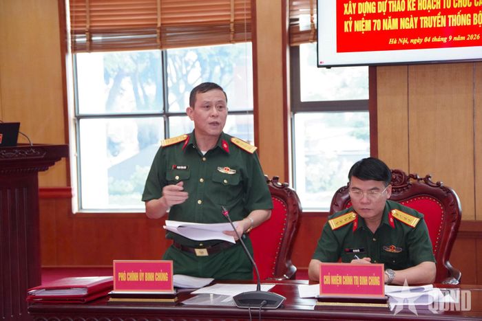 Đại tá Phạm Công Hữu, Phó chính ủy Binh chủng Hóa học đóng góp ý kiến tại hội nghị.