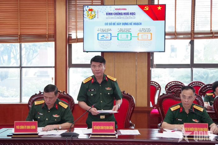 Đại tá Vũ Văn Hải, Chủ nhiệm Chính trị Binh chủng Hóa học báo cáo trình bày dự thảo kế hoạch tổ chức các hoạt động kỷ niệm 70 năm ngày truyền thống Bộ đội Hóa học.