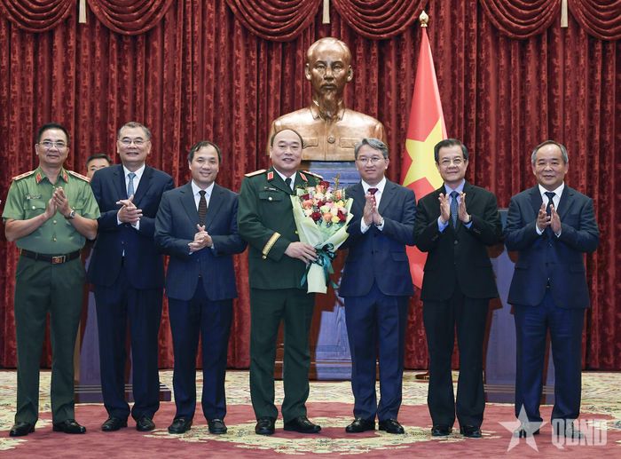  Lãnh đạo các ban, bộ, ngành Trung ương cùng thủ trưởng Bộ Tổng Tham mưu, Tổng cục Chính trị chúc mừng Thượng tướng Lê Quang Đạo.
