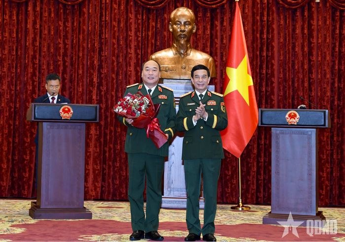  Đại tướng Phan Văn Giang tặng hoa chúc mừng Thượng tướng Lê Quang Đạo.