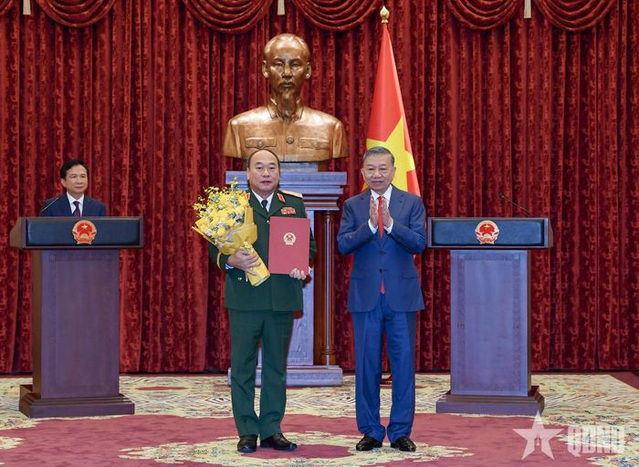  Tổng Bí thư, Chủ tịch nước Tô Lâm trao quyết định và tặng hoa chúc mừng Thượng tướng Lê Quang Đạo.