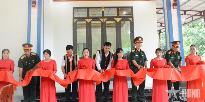 Lãnh đạo Đoàn Kinh tế - Quốc phòng 78 và địa phương cắt băng khánh thành, bàn giao "Nhà đồng đội" cho gia đình đồng chí Lương Thị Tưởng, công nhân Đội sản xuất số 7.