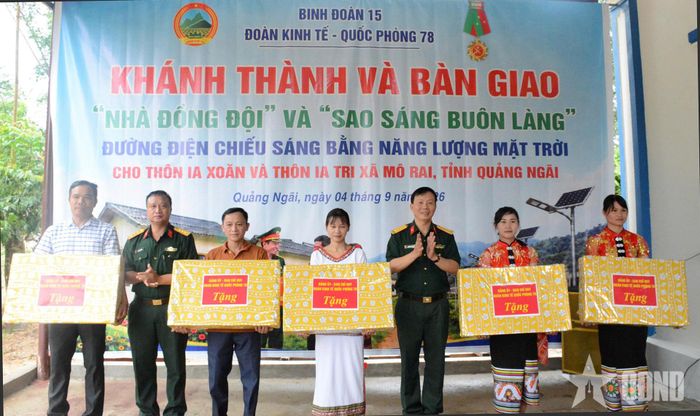 Lãnh đạo, chỉ huy Đoàn Kinh tế - Quốc phòng 78 trao quà tặng các gia đình.