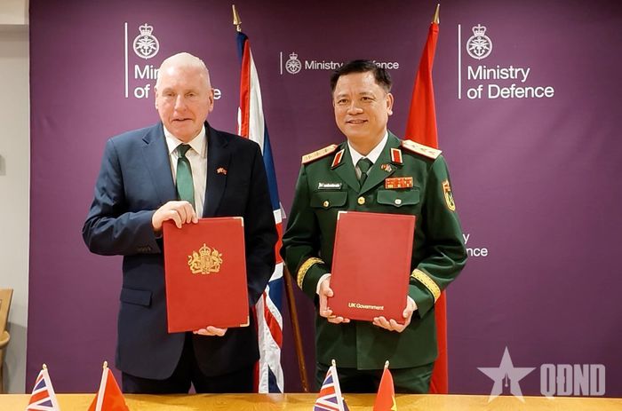 Thượng tướng Nguyễn Trường Thắng và ngài Vernon Coaker ký kết Biên bản Đối thoại Chính sách Quốc phòng Việt Nam - Anh lần thứ 6. 