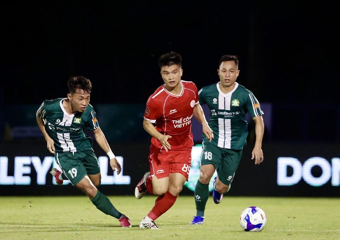 Các cầu thủ Thể Công - Viettel (áo đỏ) kiểm soát bóng tốt hơn.