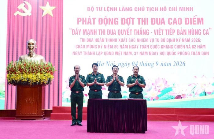  Khối trưởng các khối thi đua ký kết giao ước thể hiện quyết tâm thi đua.