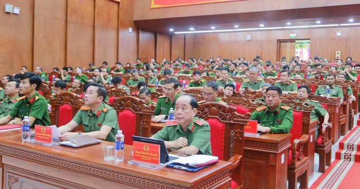 Thiếu tướng Nguyễn Hữu Hợp, Giám đốc Công an thành phố (hàng đầu, bên phải) chủ trì tại điểm cầu Công an thành phố.