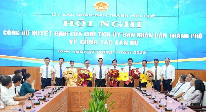 Chủ tịch UBND TP Huế Lê Trí Thanh trao quyết định và chúc mừng các cán bộ nhận nhiệm vụ mới.