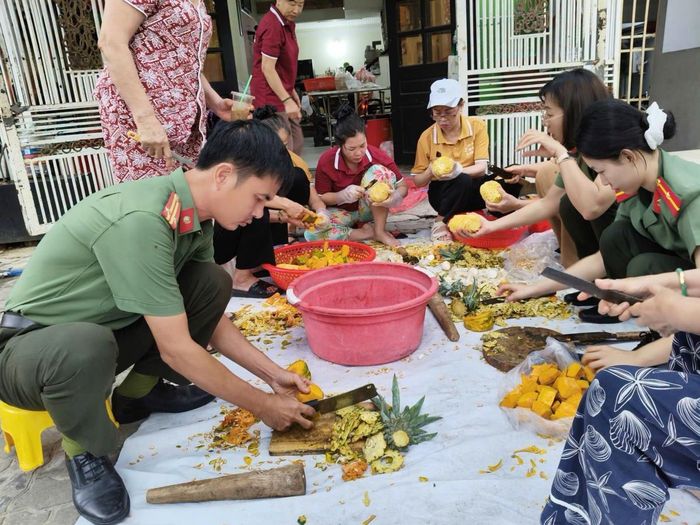 Công an phường Cẩm Lệ chuẩn bị những suất cơm nghĩa tình.