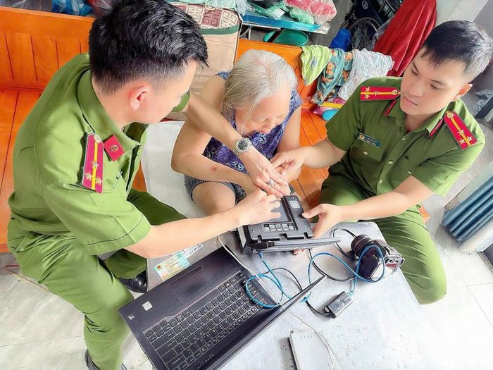 Cán bộ chiến sĩ Công an phường Cẩm Lệ đến tận nhà để hỗ trợ người già yếu, neo đơn làm căn cước.