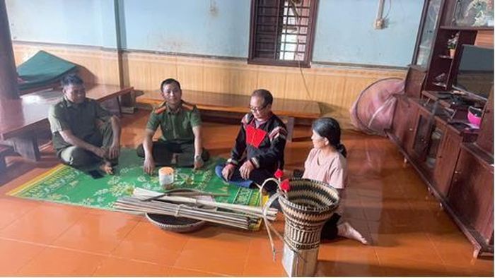 Công an xã Dliê Ya nắm tâm tư, nguyện vọng của người dân và tình hình an ninh trật tự thông qua người có uy tín tại các buôn.