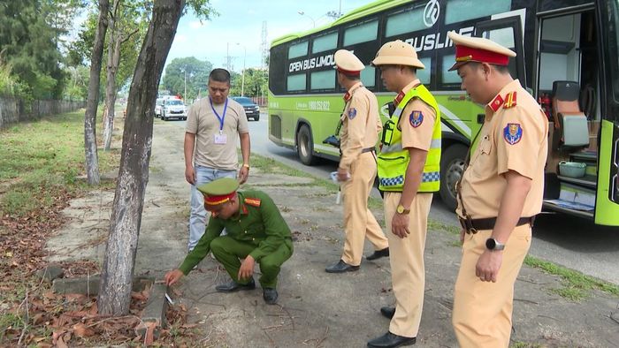 Cán bộ CSGT thực hiện xét nghiệm nhanh, hạn chế ảnh hưởng đến lộ trình của người điều khiển phương tiện. Ảnh: Đăng Khôi
