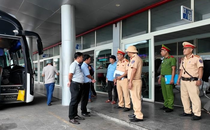 Tài xế, phụ xe ủng hộ việc xét nghiệm nhanh ma túy trước giờ xuất bến. Ảnh: Đăng Khôi