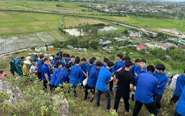 Không quản ngại nắng mưa, cán bộ, chiến sỹ và nhân dân xã Lam Thành đã chung sức, đồng lòng vận chuyển những tấm bê tông lên núi Nhón.
