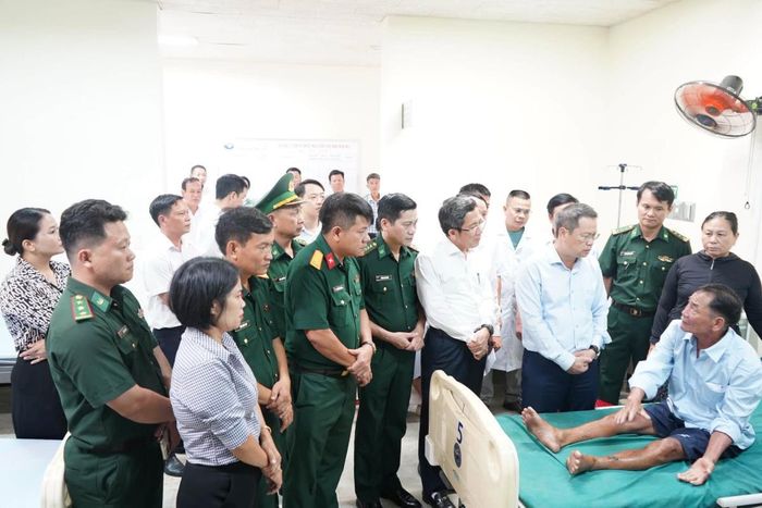 Lãnh đạo thành phố Đà Nẵng thăm hỏi ngư dân gặp nạn bị thương đang điều trị tại cơ sở y tế.